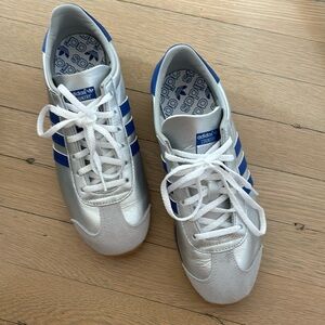 WORN ONCE | silver/blue Adidas Country | Size 6.5M/7.5W